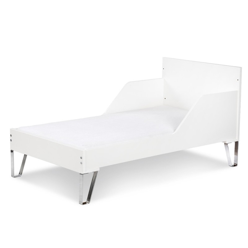 Le lit d'enfant mesure 140x70 et possède une barrière anti-chute